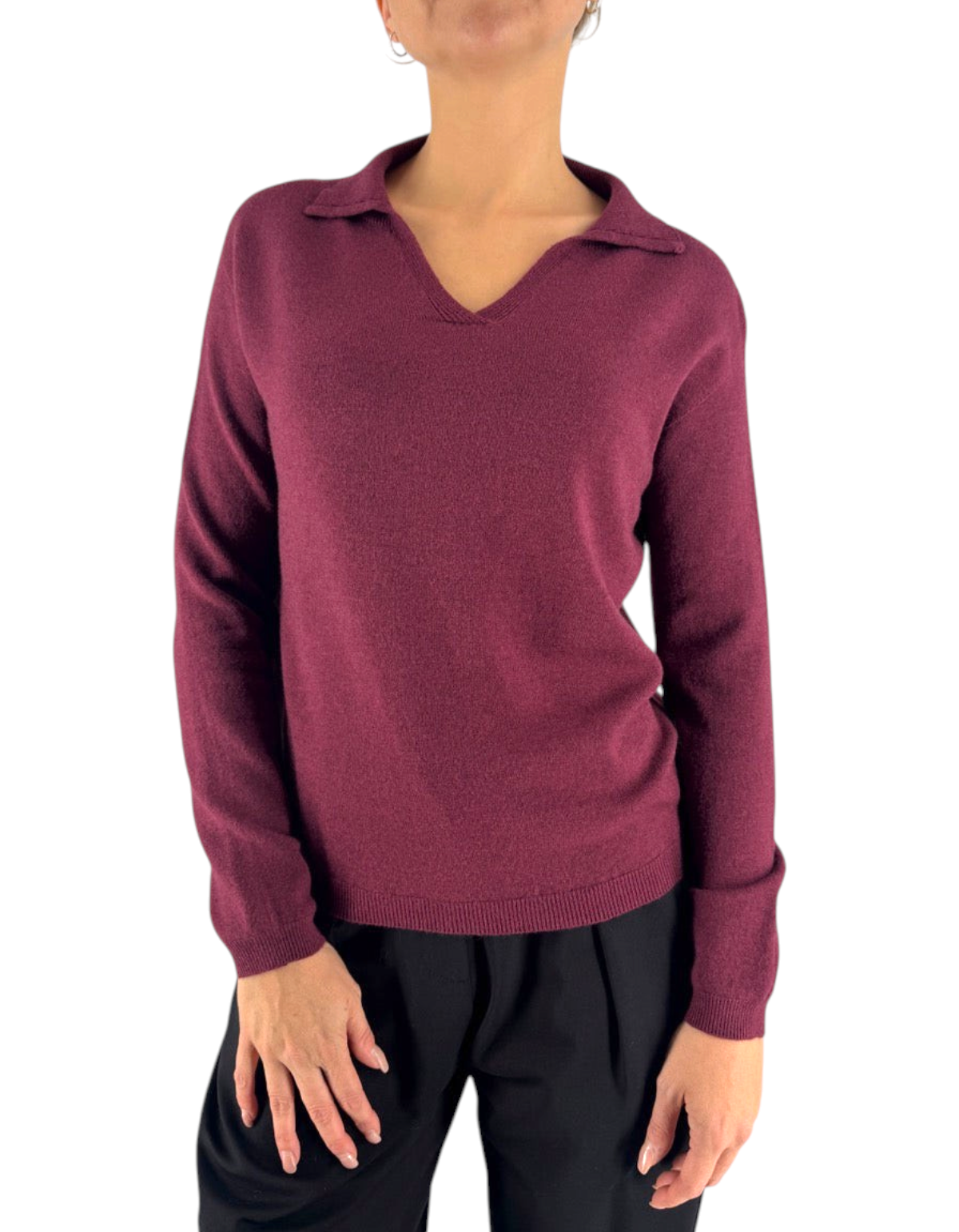 Maglione collo polo Manila Grace color port royale a maniche lunghe indossato da una modella