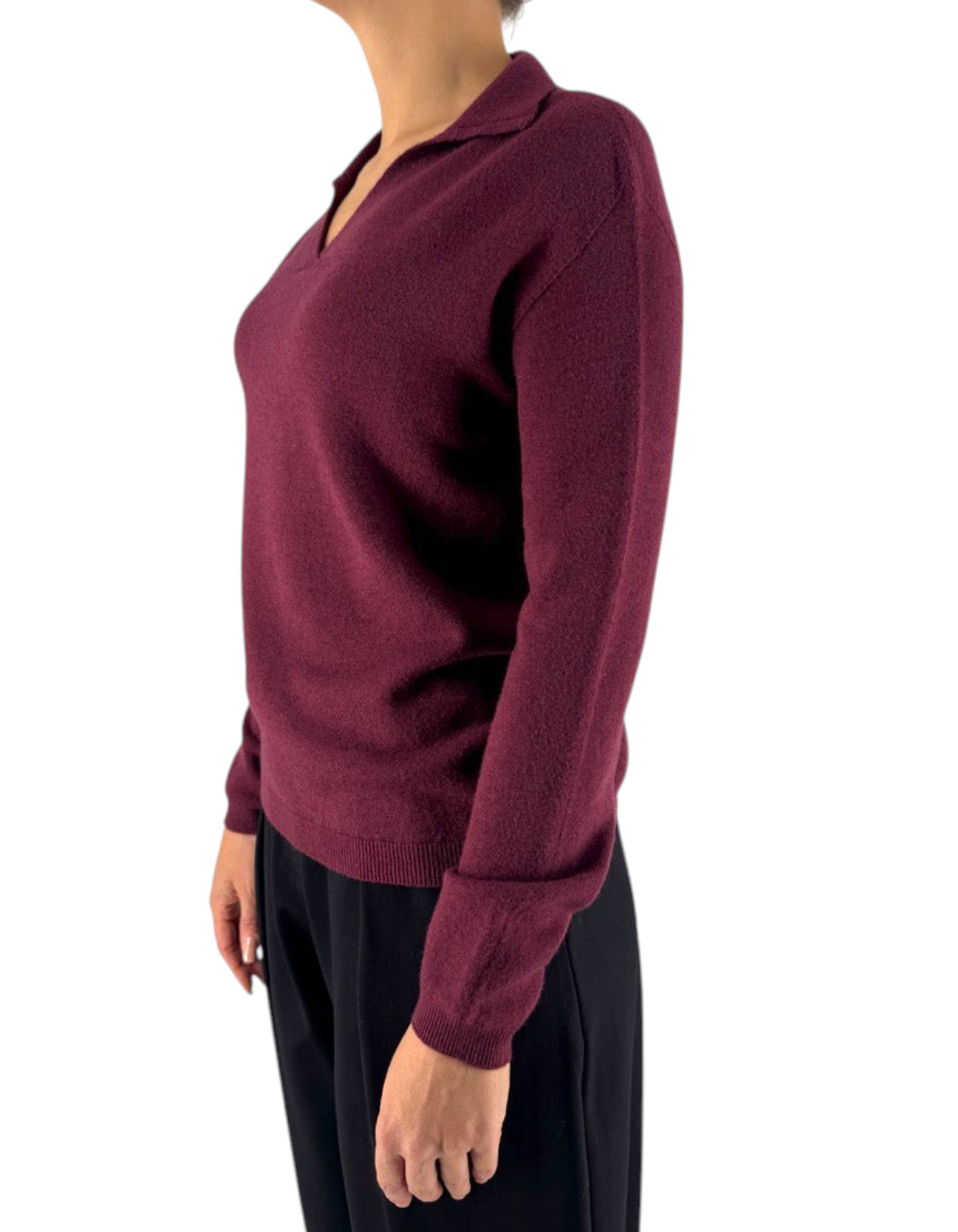 Maglione con collo polo Manila Grace color bordeaux Port Royale indossato da una modella, vista laterale
