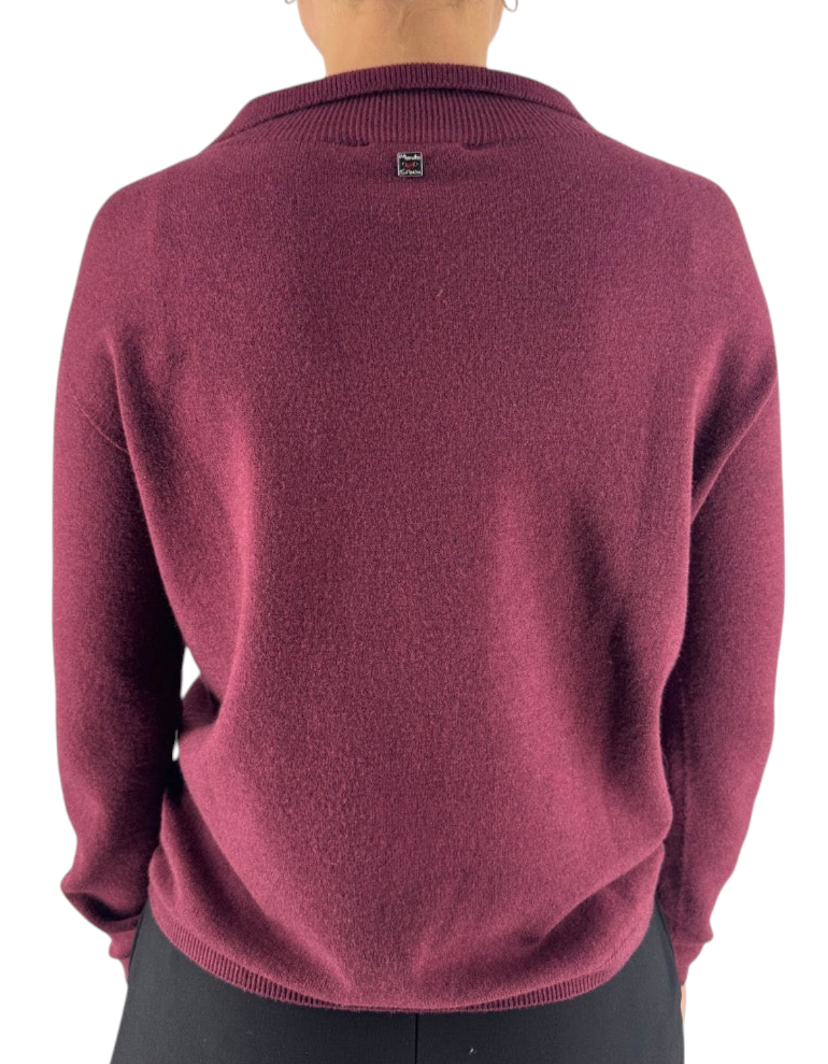 Vista posteriore del maglione collo polo Manila Grace color Port Royale con dettaglio logo sul retro