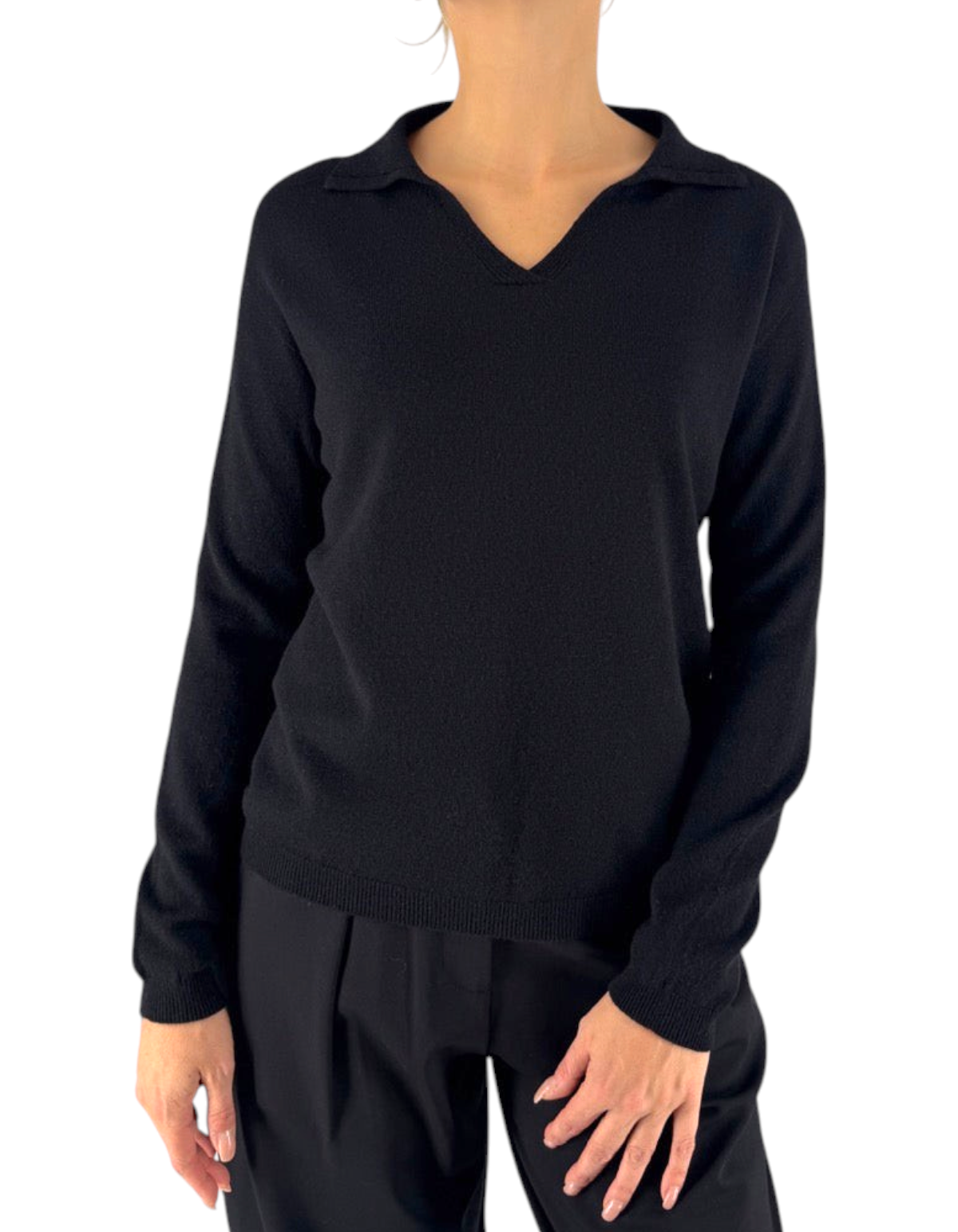 Modella indossa maglione Manila Grace collo polo color meteorite, design elegante e versatile per look autunnali