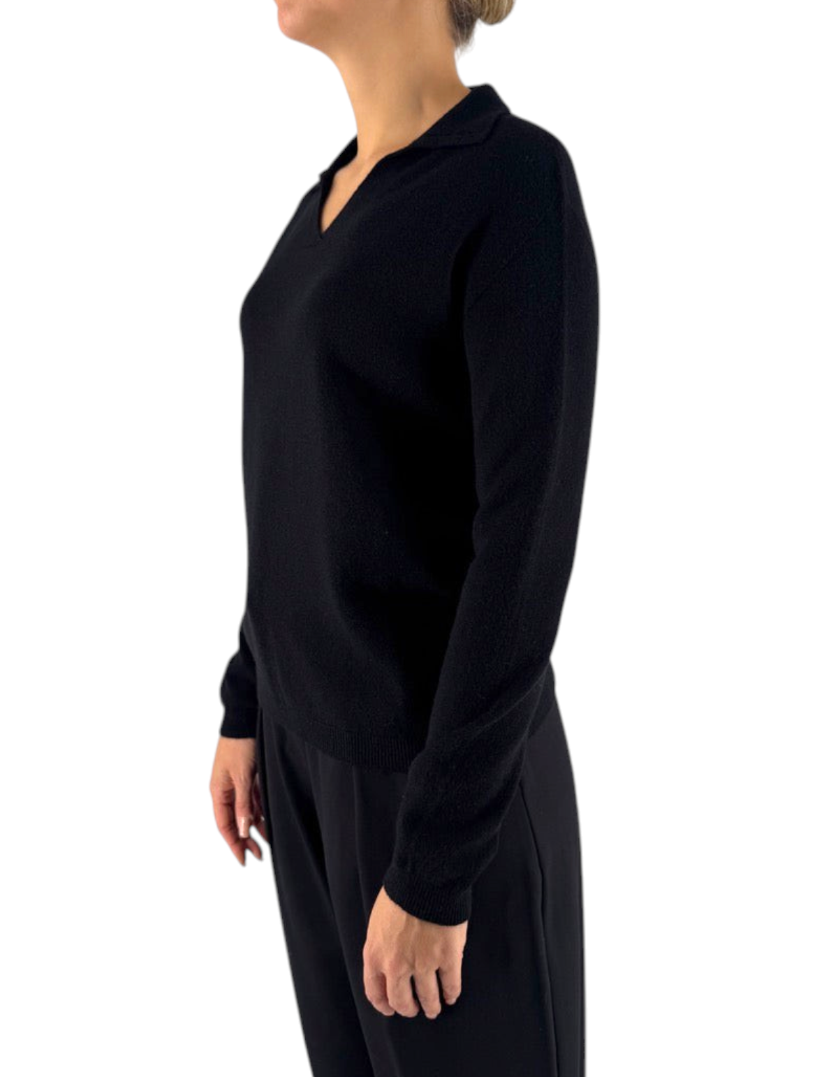 Maglione collo polo Manila Grace color meteorite indossato da una modella, design femminile e contemporaneo