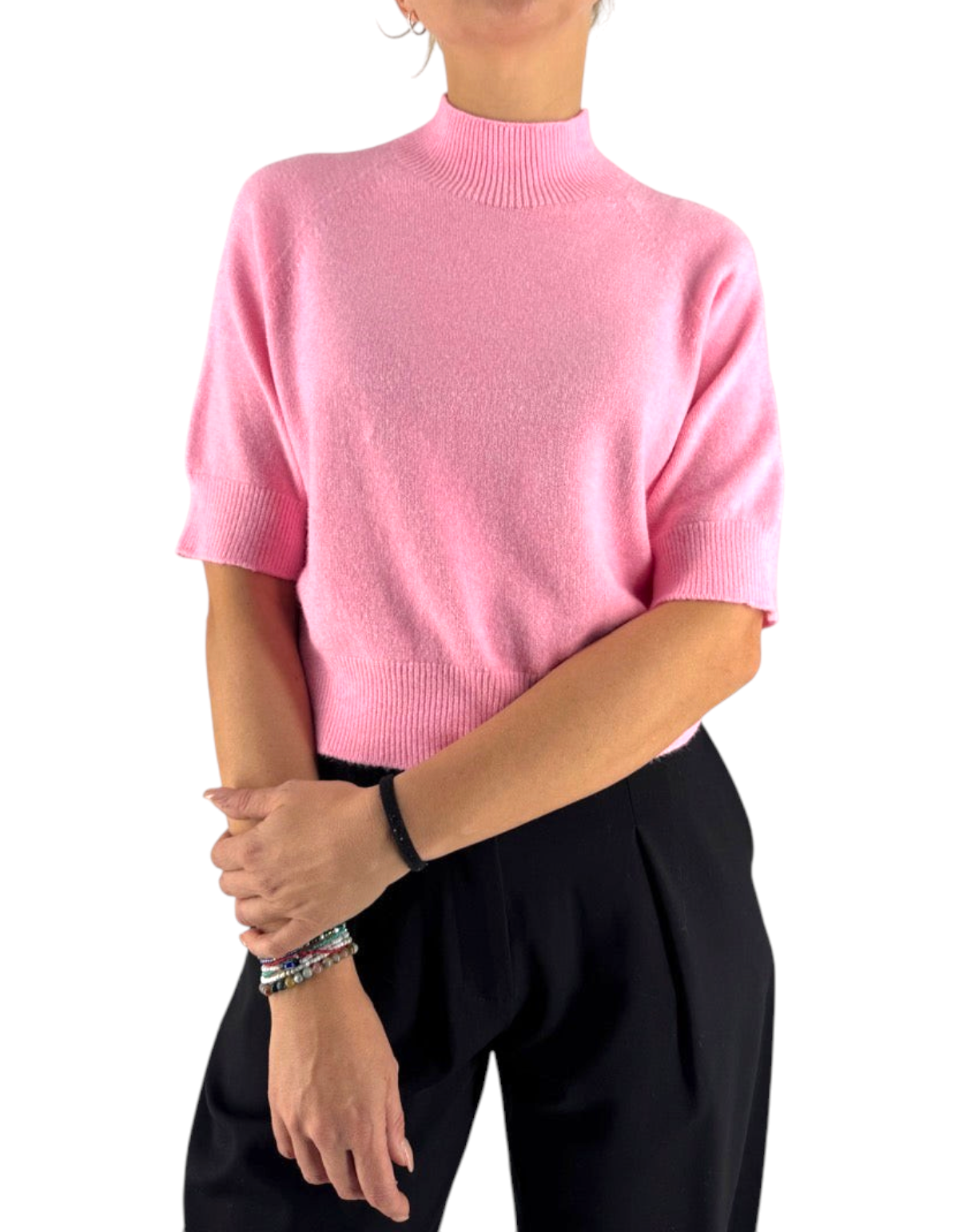 Modella indossa maglia Manila Grace a manica corta color rosa candy con collo a lupetto e finiture a costine