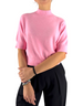Modella indossa maglia Manila Grace a manica corta color rosa candy con collo a lupetto e finiture a costine