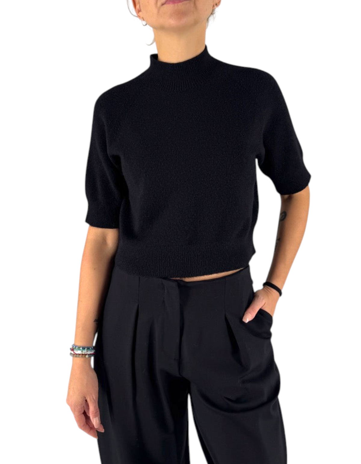 Modella indossa maglia Manila Grace corta color meteorite con collo a lupetto e maniche a costine