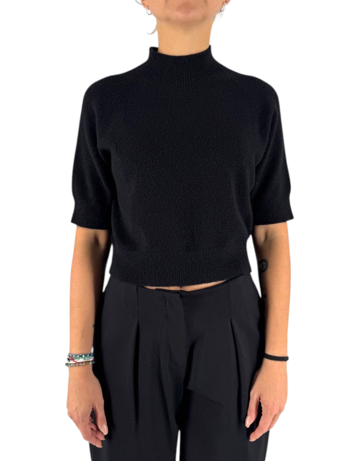 Maglia Manila Grace corta color meteorite con collo a lupetto e finiture a costine indossata su pantaloni neri