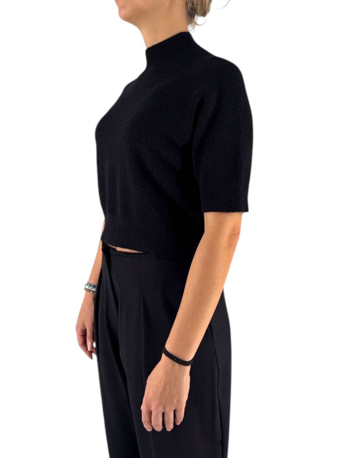 Modella indossa maglia corta Manila Grace color meteorite con collo a lupetto e maniche corte in misto viscosa