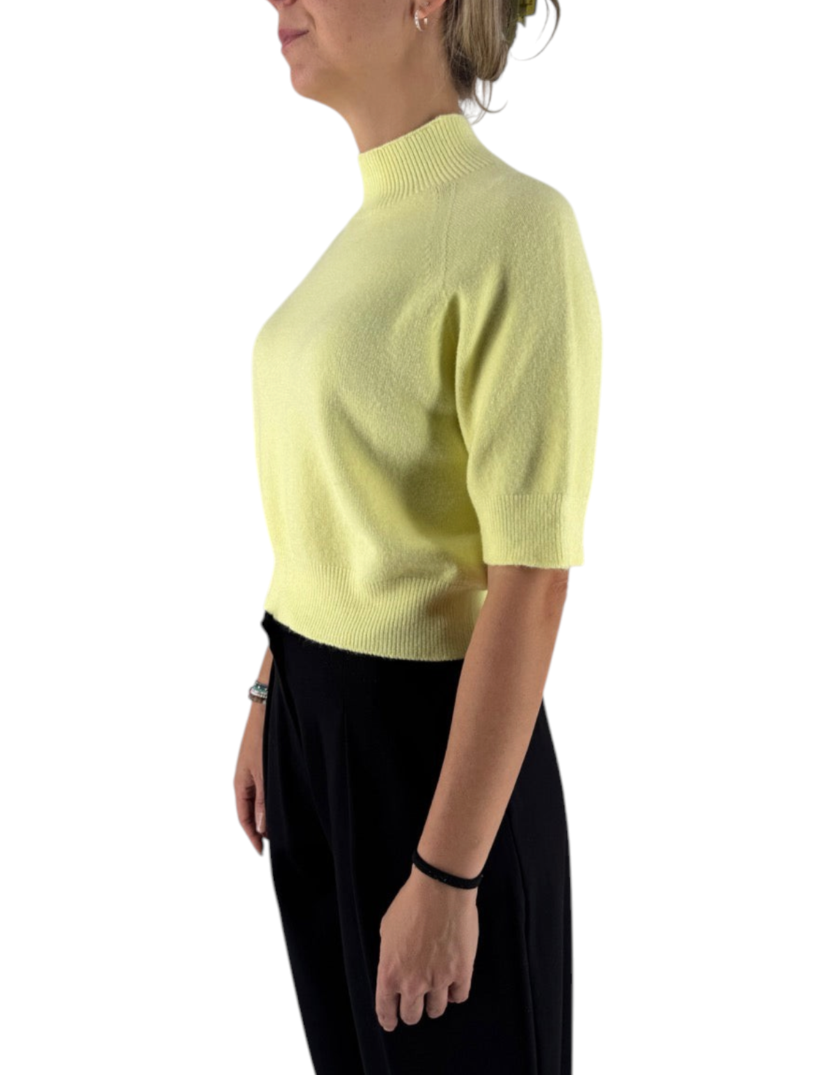 Maglia Manila Grace corta color giallo lime pallido con collo a lupetto e finiture a costine indossata da una modella