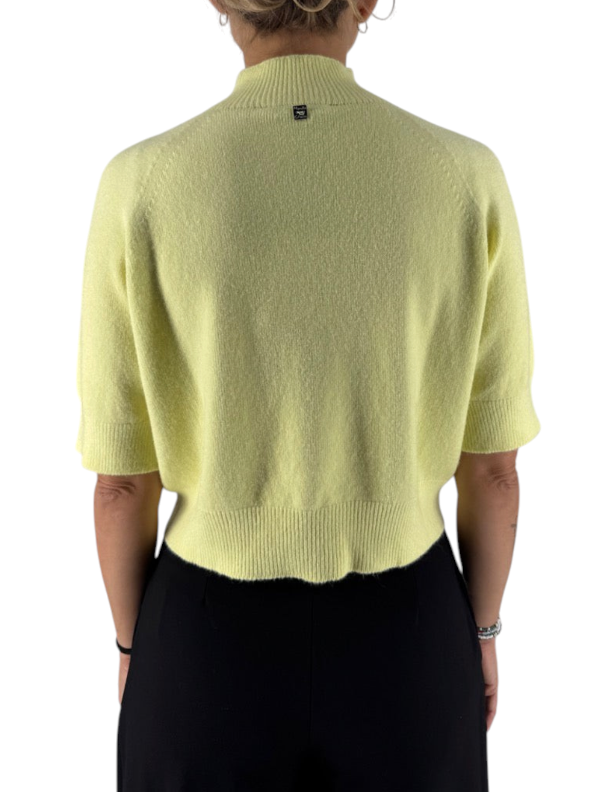 Vista posteriore della maglia Manila Grace color giallo lime pallido con collo a lupetto e maniche corte a costine