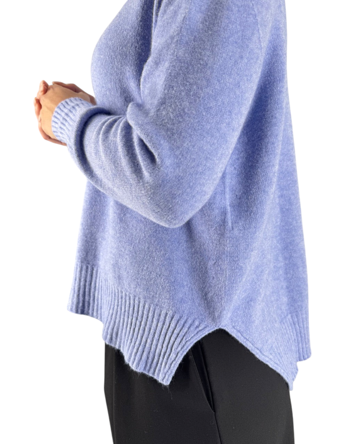 Maglione Manila Grace viola con scollo a barca, vestibilità morbida, maniche lunghe e bordi a costine
