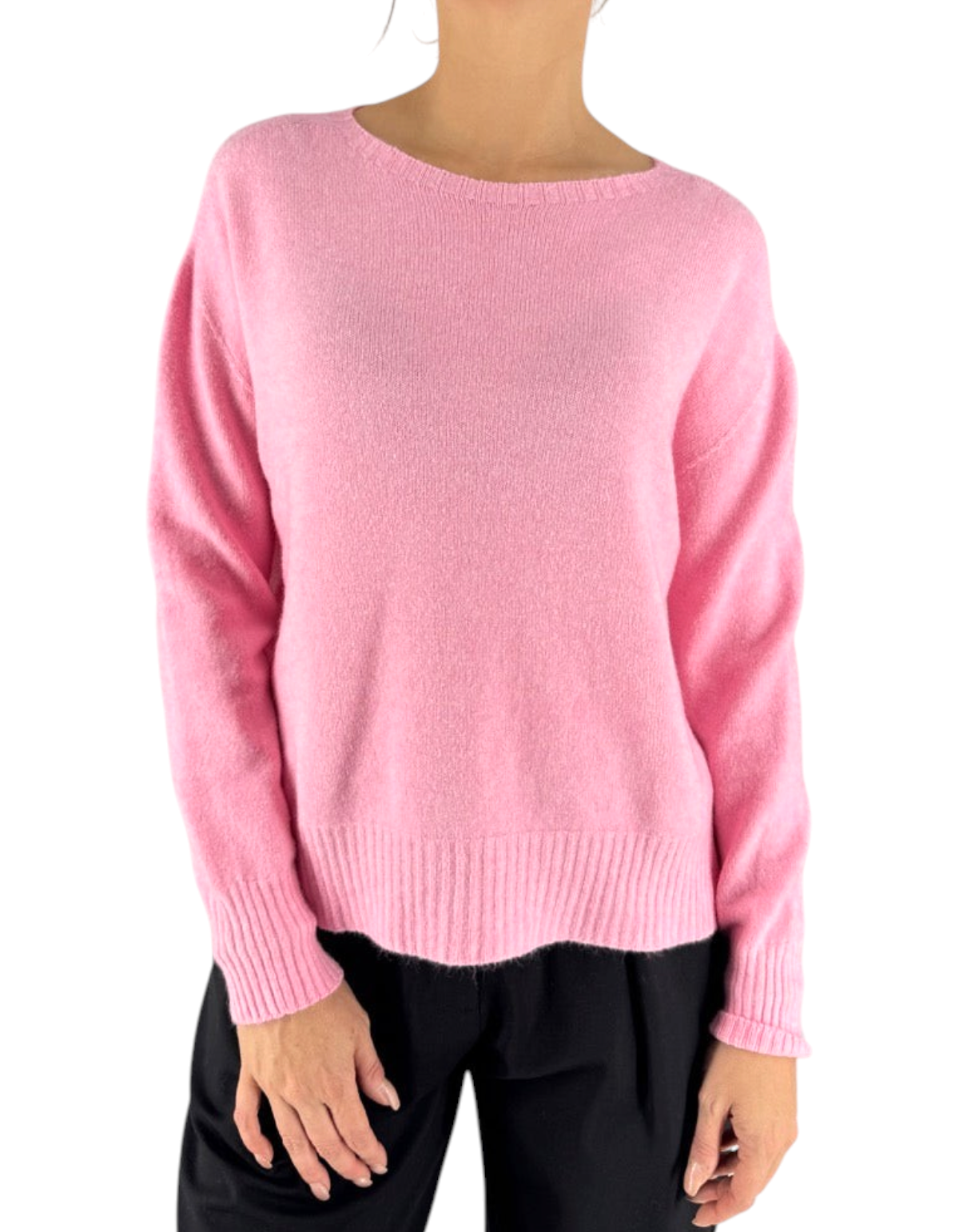 Modella indossa maglione Manila Grace rosa candy con scollo a barca, maniche lunghe e bordi a costine
