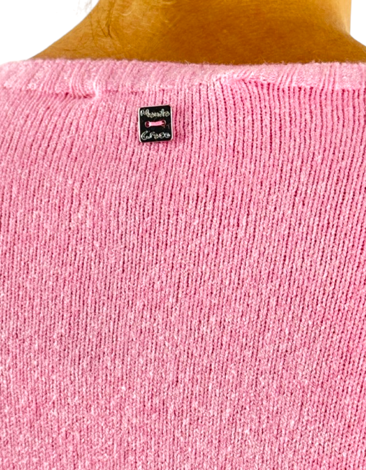 Dettaglio del retro del maglione Manila Grace rosa candy con logo metallico sul colletto a barca