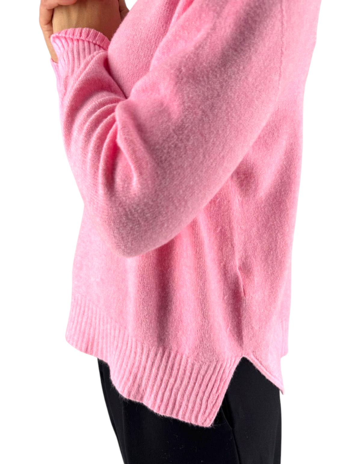Maglione Manila Grace rosa candy con scollo a barca, maniche lunghe e fondo a costine in misto viscosa