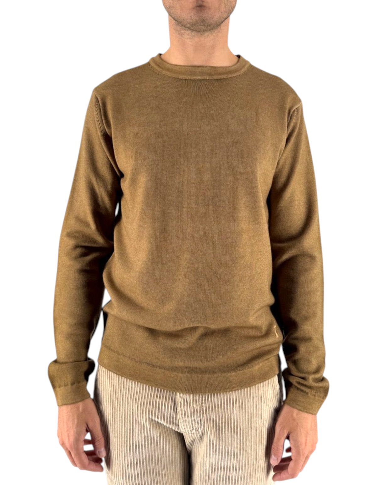 Modello indossa maglia girocollo DevidLabel Stockholm color nocciola in 100% lana Merinos con lavorazione tubolare