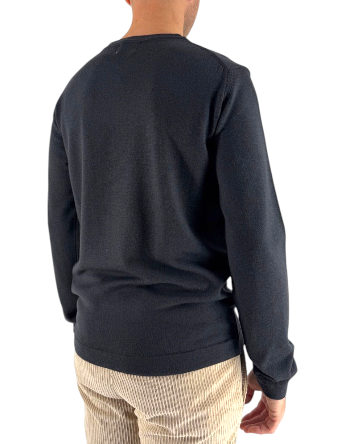 Vista posteriore di un uomo che indossa la maglia girocollo DevidLabel Stockholm in lana Merinos color piombo