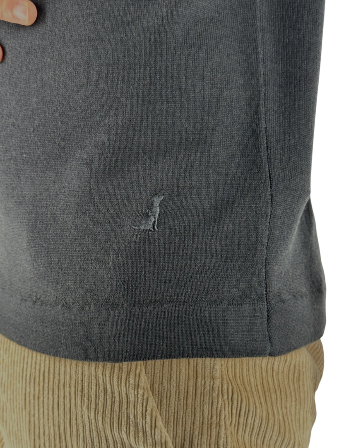 Dettaglio maglia girocollo DevidLabel Stockholm in lana Merinos color piombo con logo ricamato