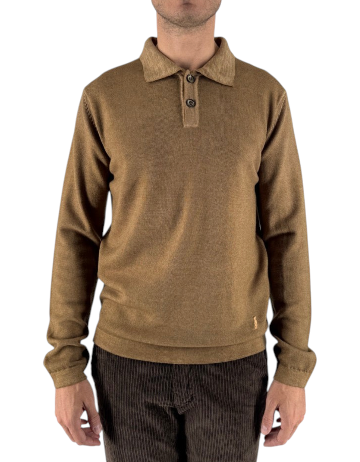 Modello indossa polo in maglia DevidLabel color nocciola in 100% lana merinos con chiusura a due bottoni