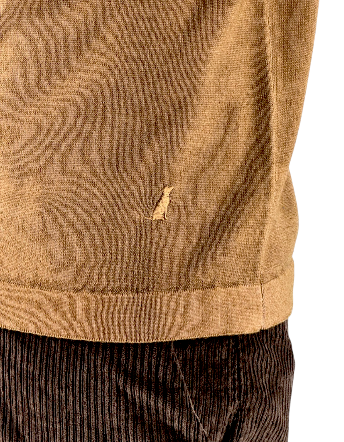 Dettaglio del tessuto in lana Merinos color nocciola della polo DevidLabel con logo ricamato