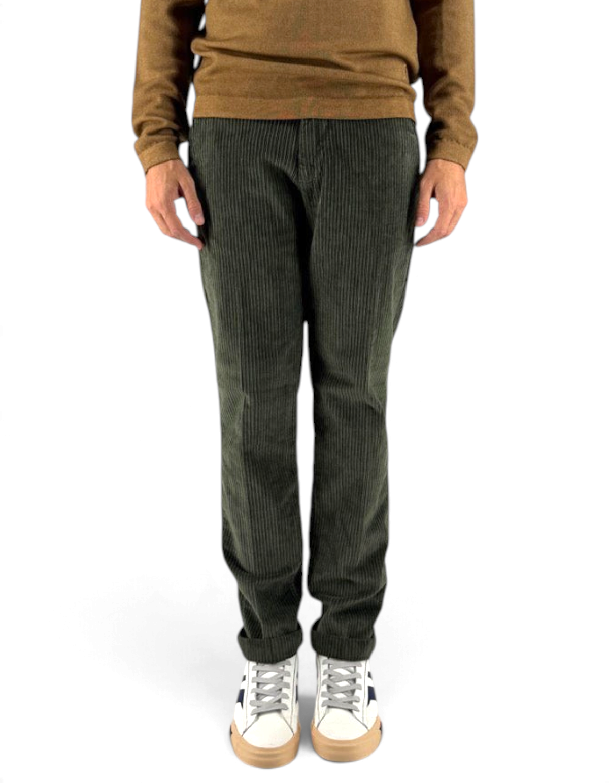 Modello indossa pantaloni DevidLabel Richmond in velluto rocciatore verde con vestibilità regular slim