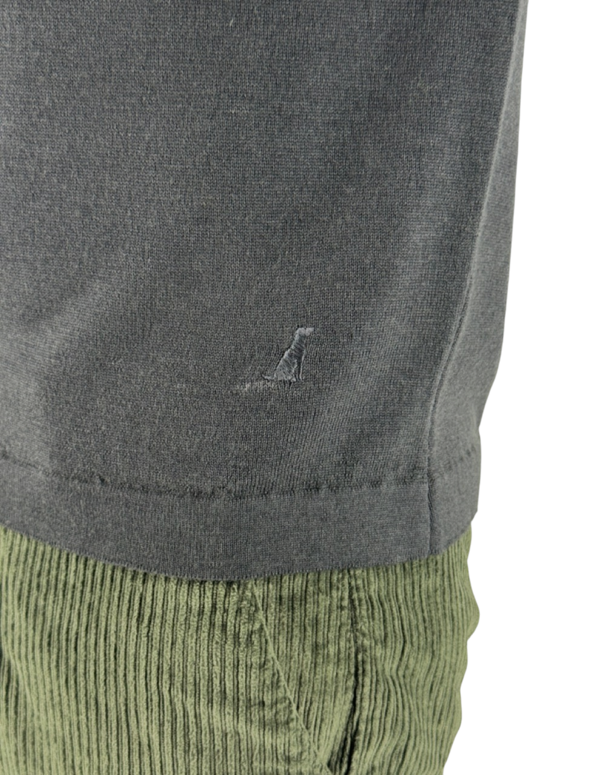 Dettaglio della polo in lana Merinos DevidLabel colore piombo con logo ricamato su tessuto a maglia fine