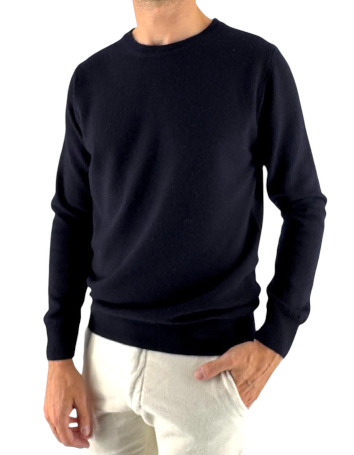 Modello indossa maglia girocollo DevidLabel blu navy in misto lana e cashmere con vestibilità classica