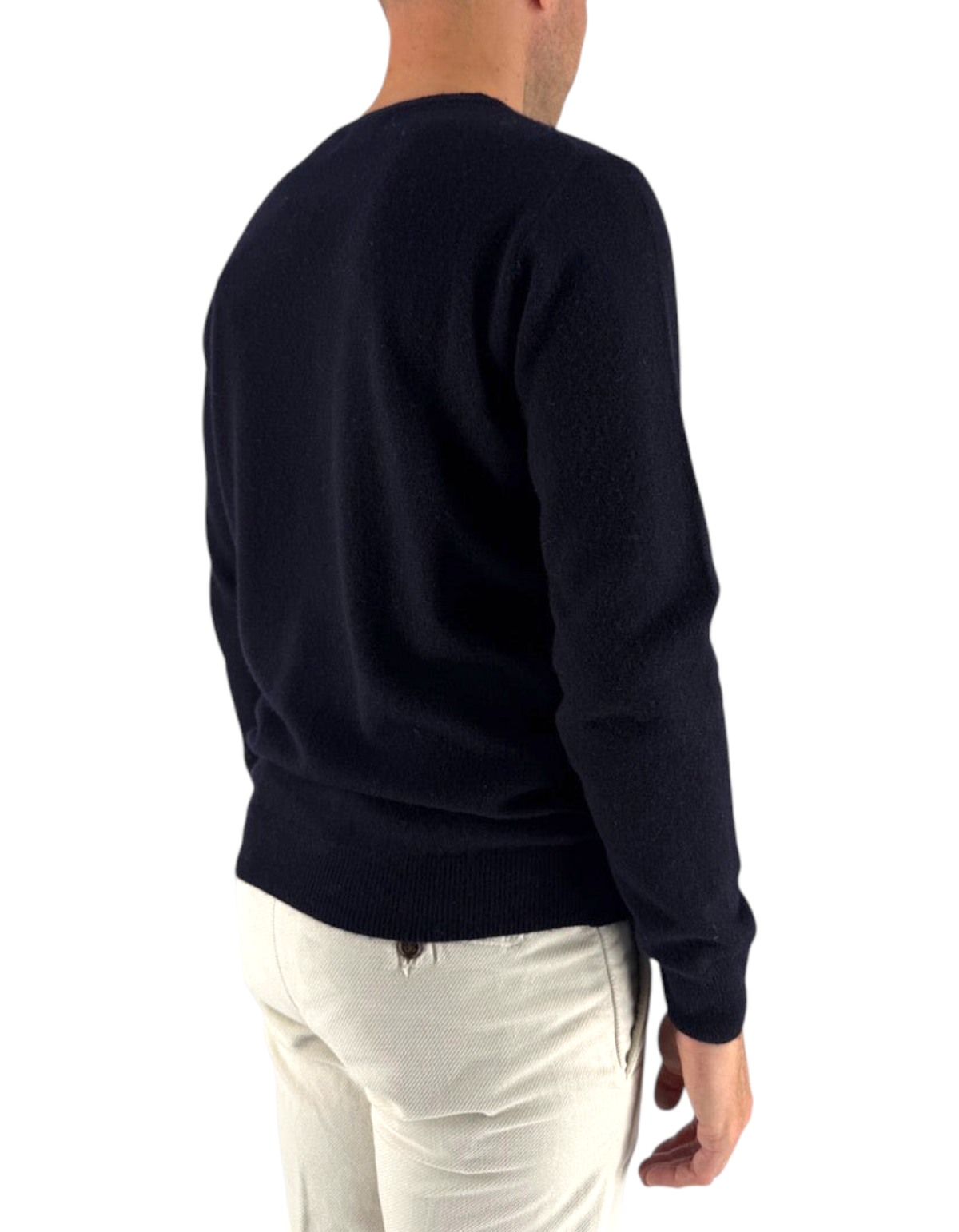 Modello indossa maglia girocollo DevidLabel Bergen blu navy in misto lana e cashmere, vista posteriore
