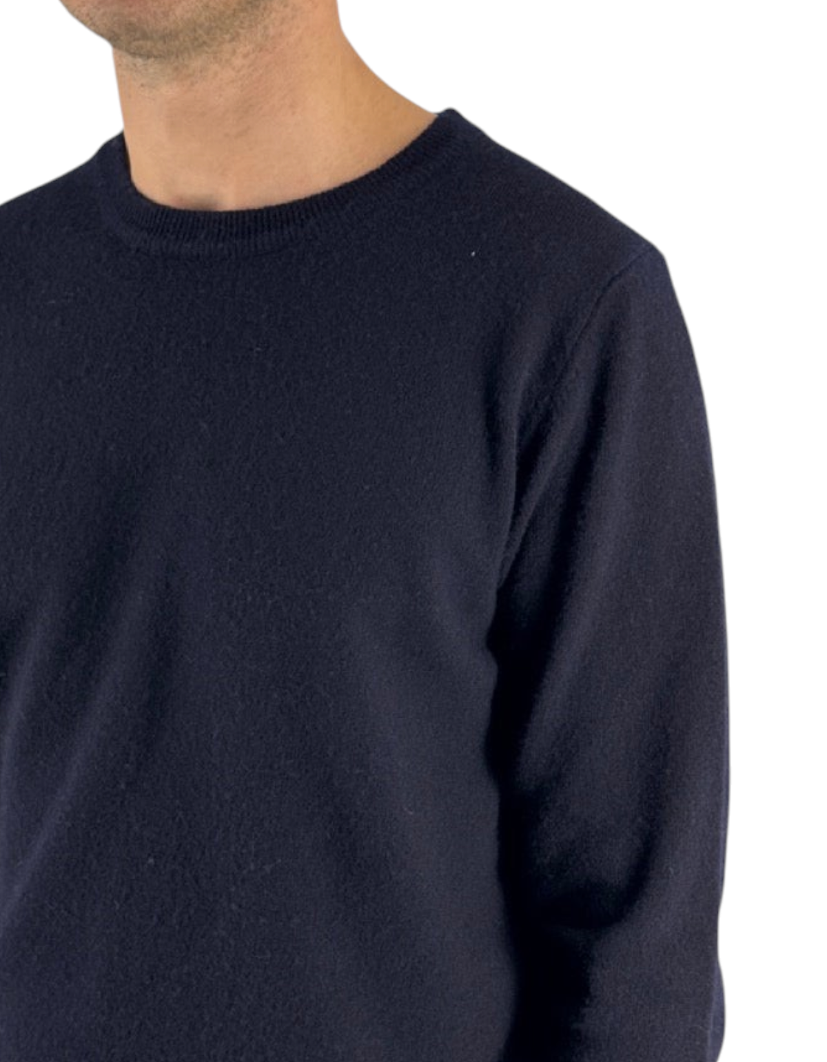 Modello indossa maglia girocollo DevidLabel Bergen blu navy in misto lana e cashmere, stile essenziale Made in Italy
