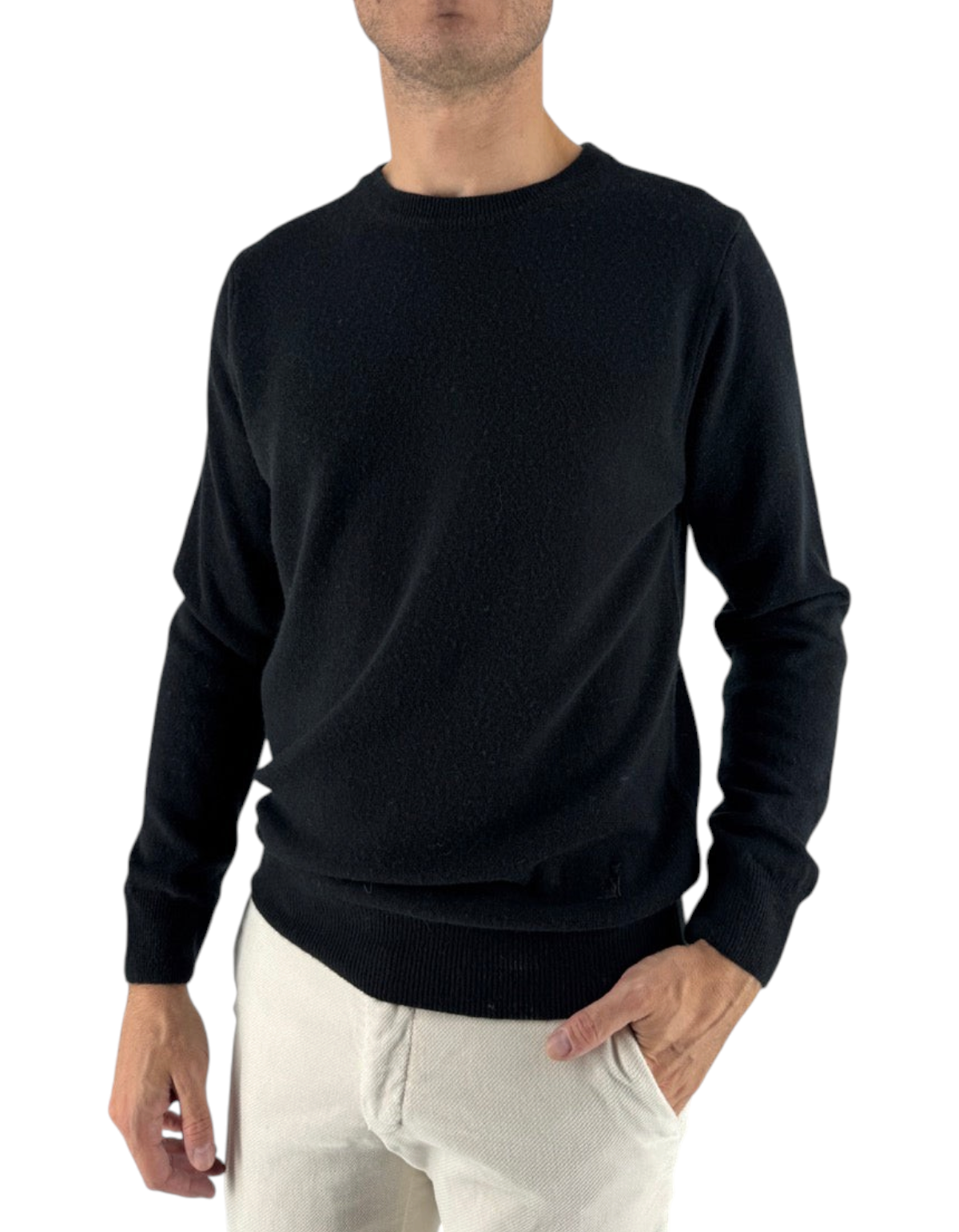 Maglia girocollo nera DevidLabel in misto lana e cashmere indossata da un uomo su pantaloni chiari