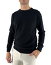 Maglia girocollo nera DevidLabel in misto lana e cashmere indossata da un uomo su pantaloni chiari