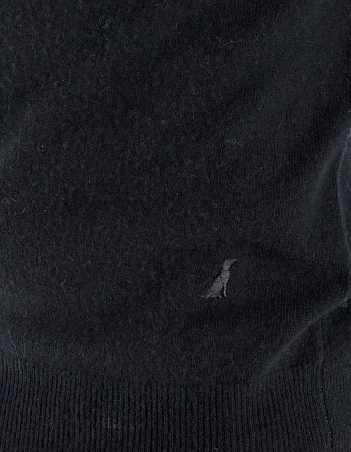 Dettaglio del logo ricamato su maglia girocollo nera DevidLabel in misto lana e cashmere con bordo a coste
