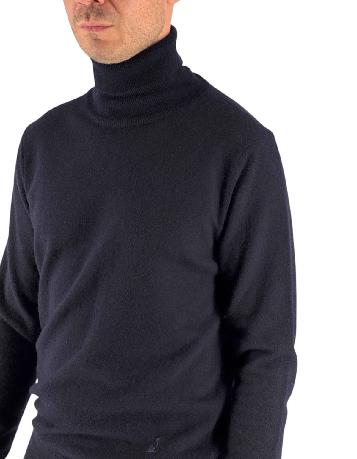 Modello indossa maglia a collo alto DevidLabel blu navy in misto lana e cashmere, design essenziale Made in Italy