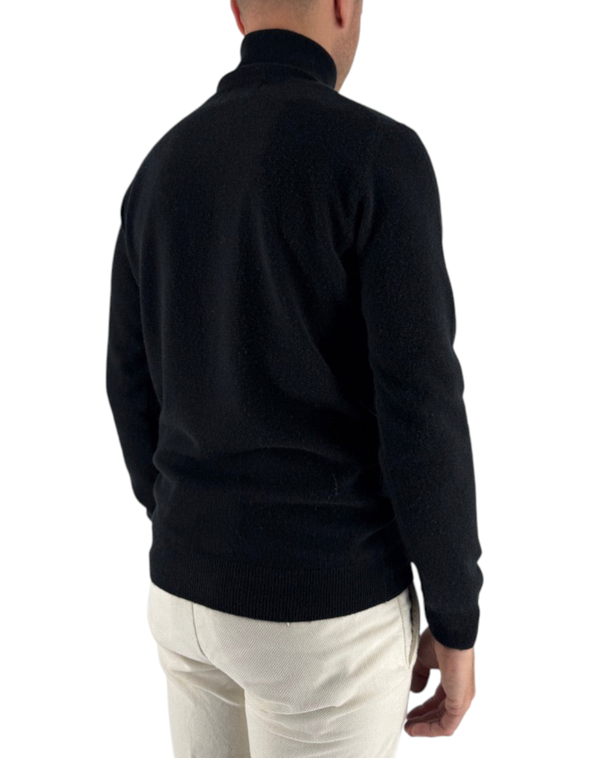 Vista posteriore di un uomo che indossa la maglia a collo alto nera DevidLabel in misto lana e cashmere