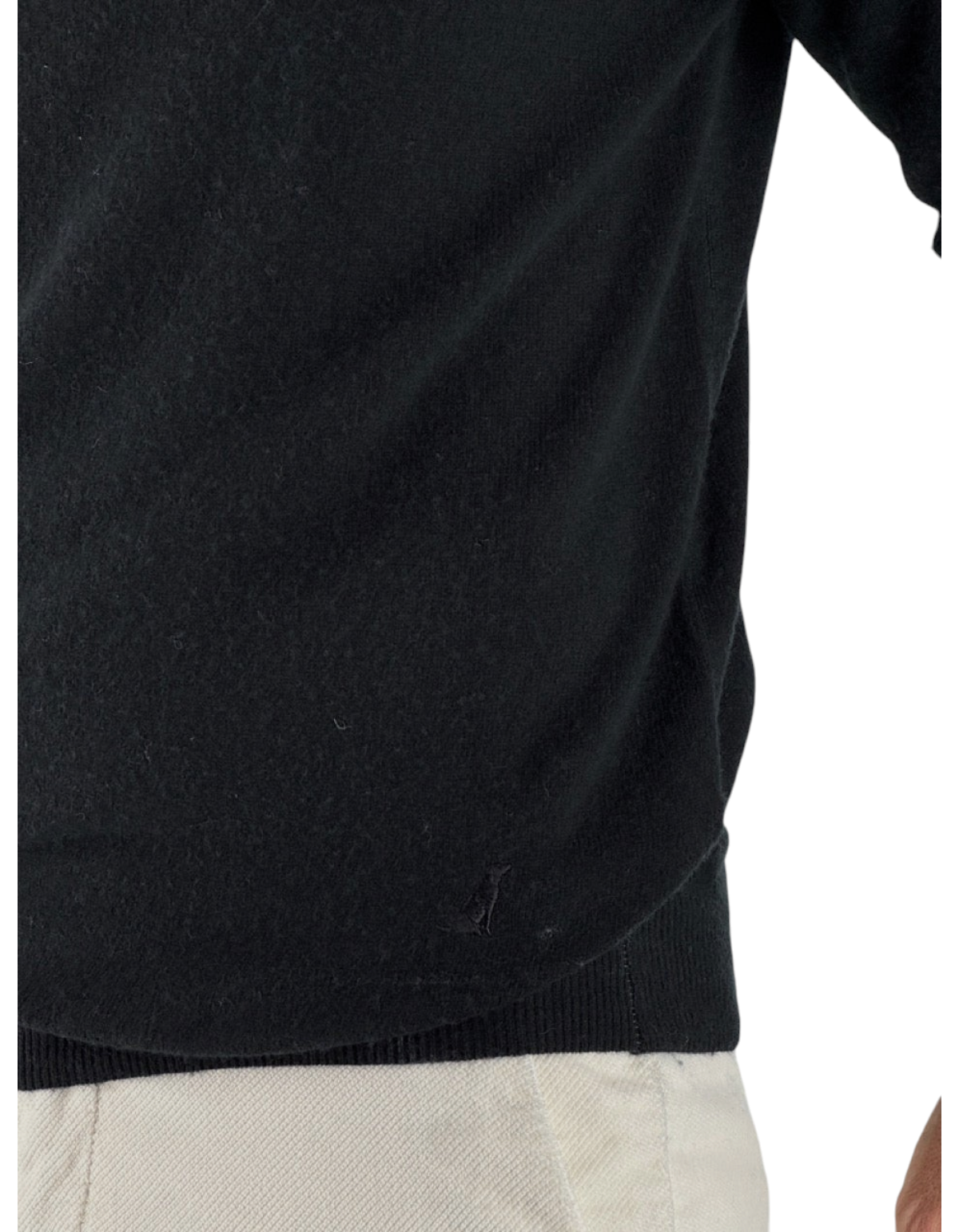 Dettaglio del busto della maglia a collo alto nera DevidLabel in misto lana e cashmere con finitura a coste