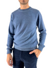 Modello indossa maglia girocollo DevidLabel Bergen in misto lana e cashmere color denim con effetto melange