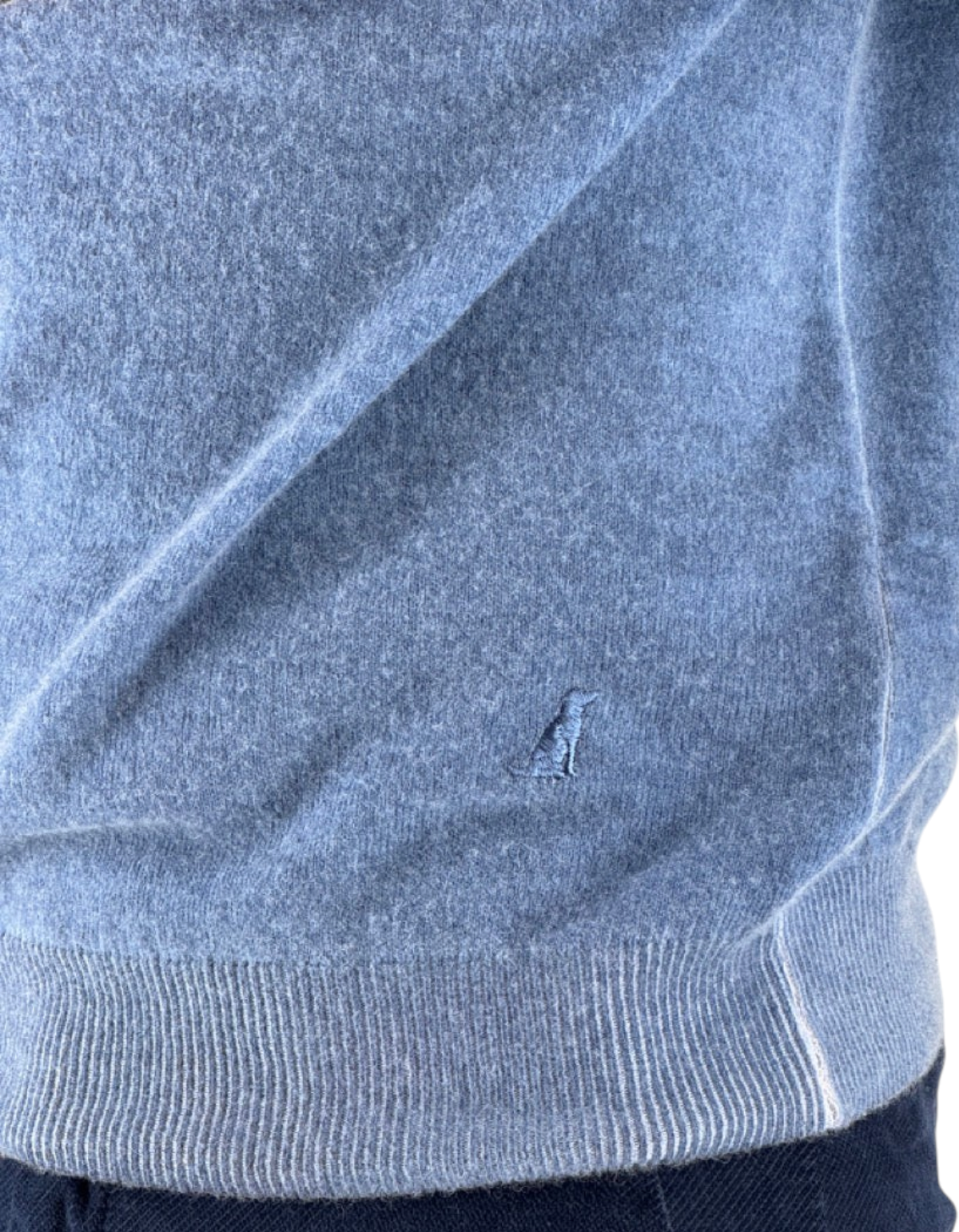 Maglia girocollo DevidLabel Bergen in misto lana e cashmere colore denim con dettaglio logo ricamato