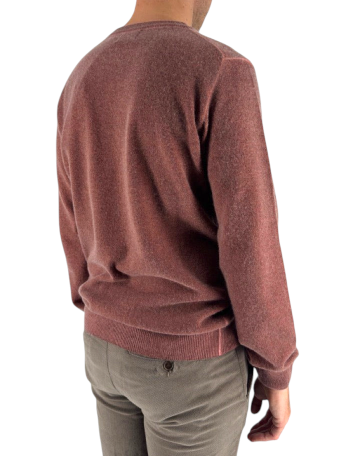 Modello di spalle indossa maglia girocollo DevidLabel Bergen color mattone in misto lana e cashmere