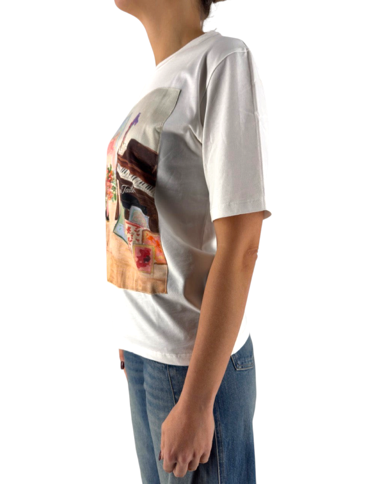 T-shirt DevidLabel over fit color crema in cotone con stampa grafica effetto velluto, vista laterale su modella