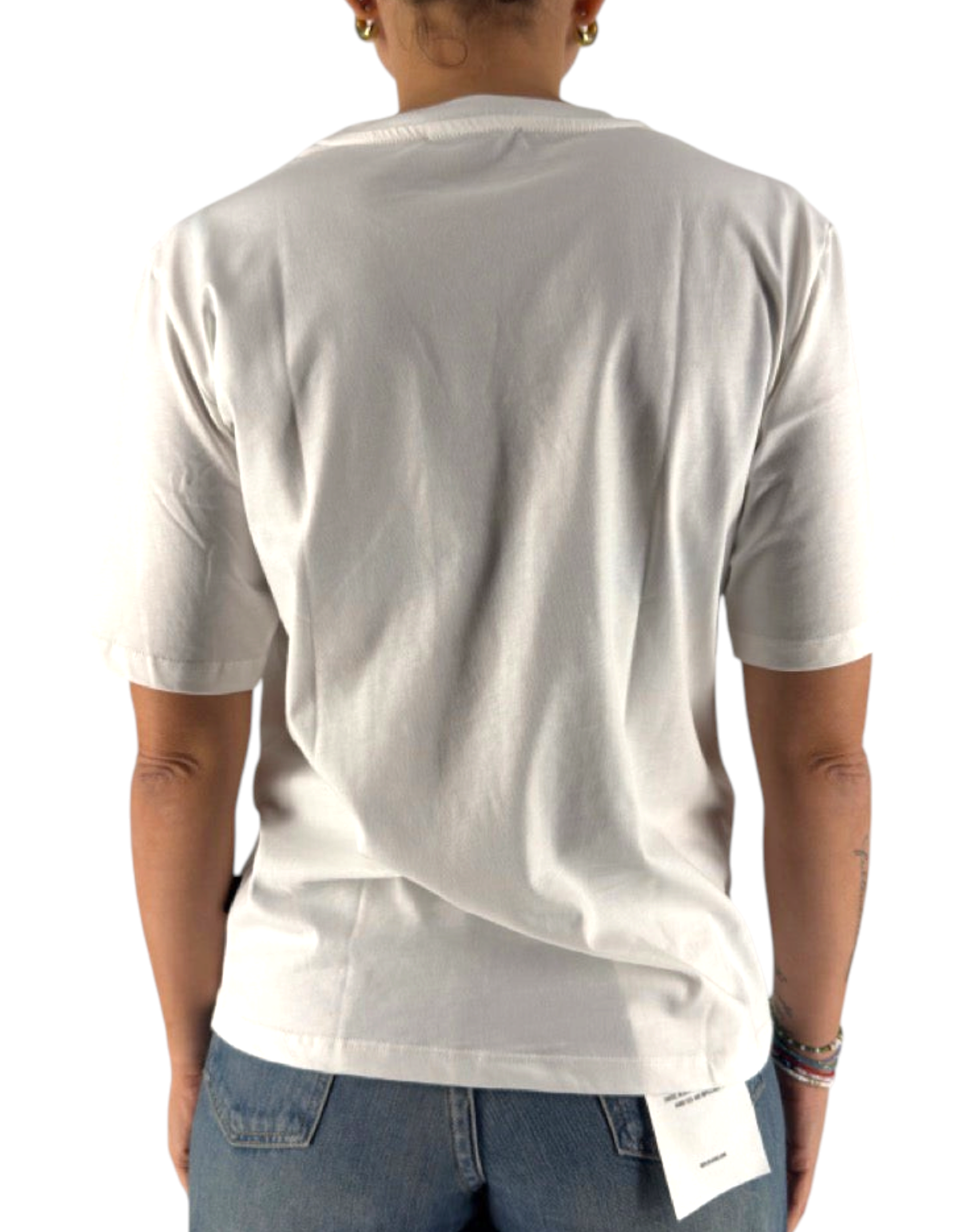 Vista posteriore di una t-shirt DevidLabel color crema in cotone con vestibilità over fit indossata da una donna