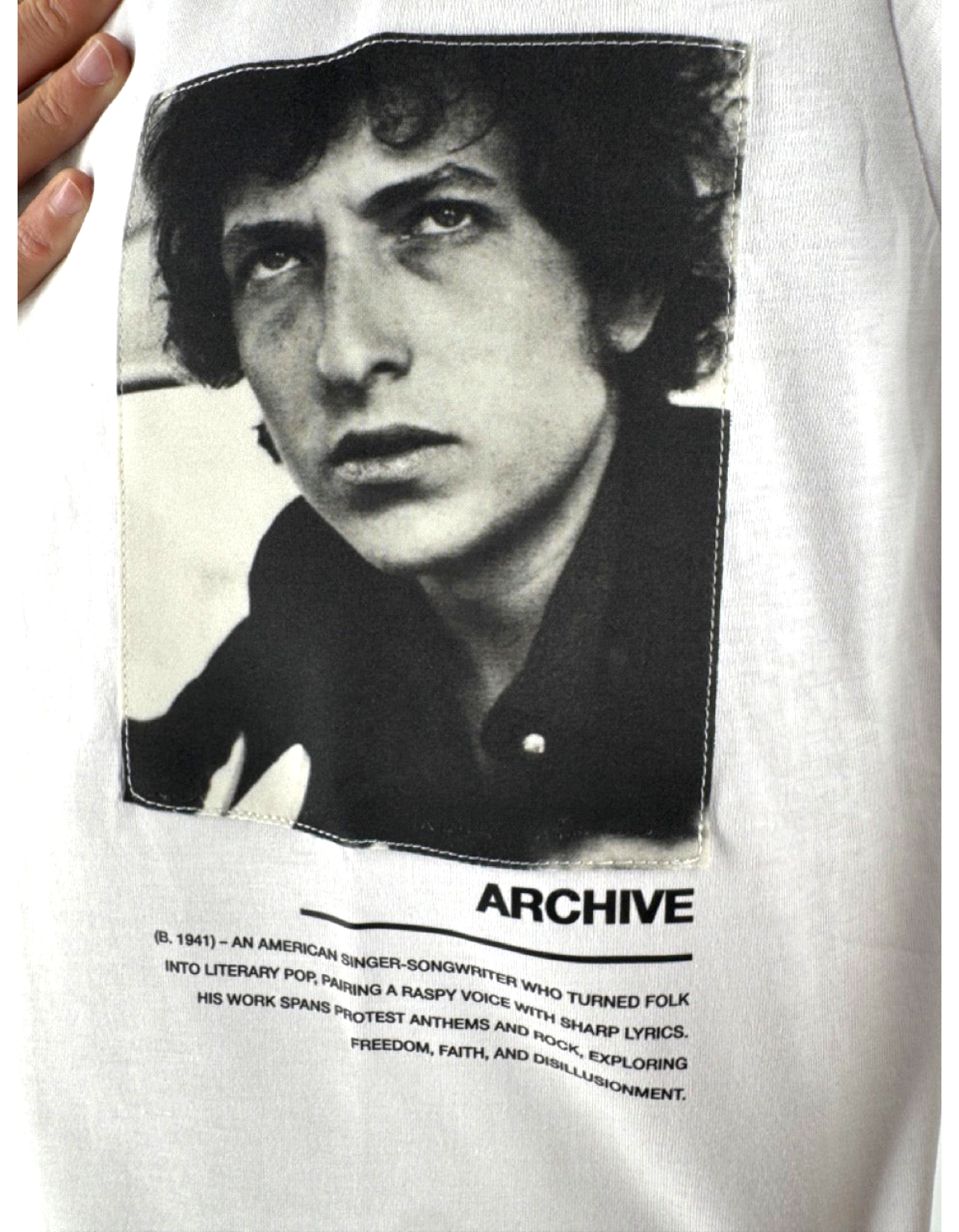 T-shirt bianca in cotone DevidLabel con stampa fotografica in bianco e nero di Bob Dylan e testo descrittivo