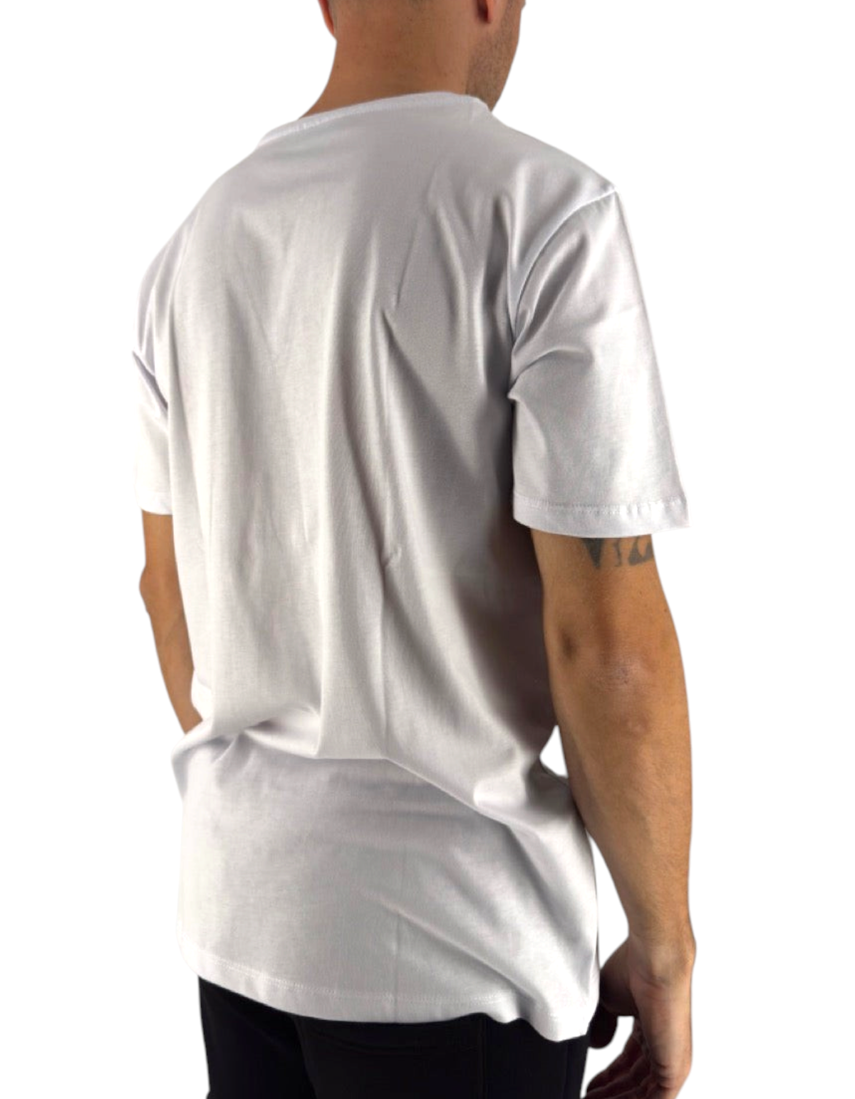 Vista posteriore di una t-shirt bianca in cotone DevidLabel con vestibilità regolare indossata da un modello
