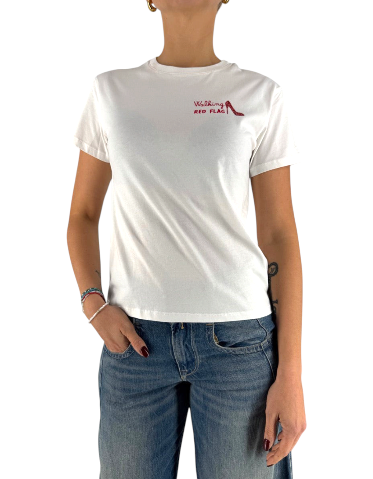T-shirt bianca DevidLabel modello Emilie W con scritta Walking Red Flag e decorazione in strass rossi