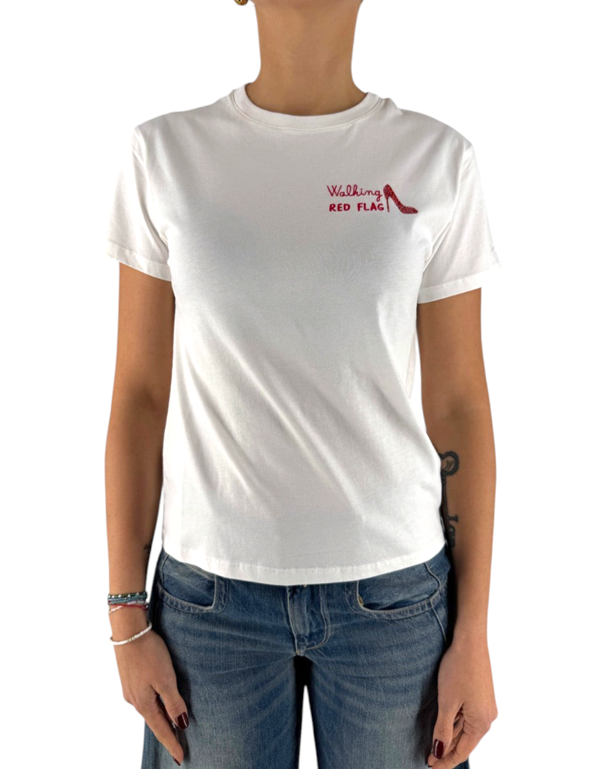 T-shirt bianca in cotone DevidLabel modello Emilie W con scritta Walking Red Flag e decorazione in strass rossi