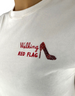 T-shirt bianca DevidLabel in cotone con scritta Walking Red Flag e decorazione a forma di scarpa con strass rossi