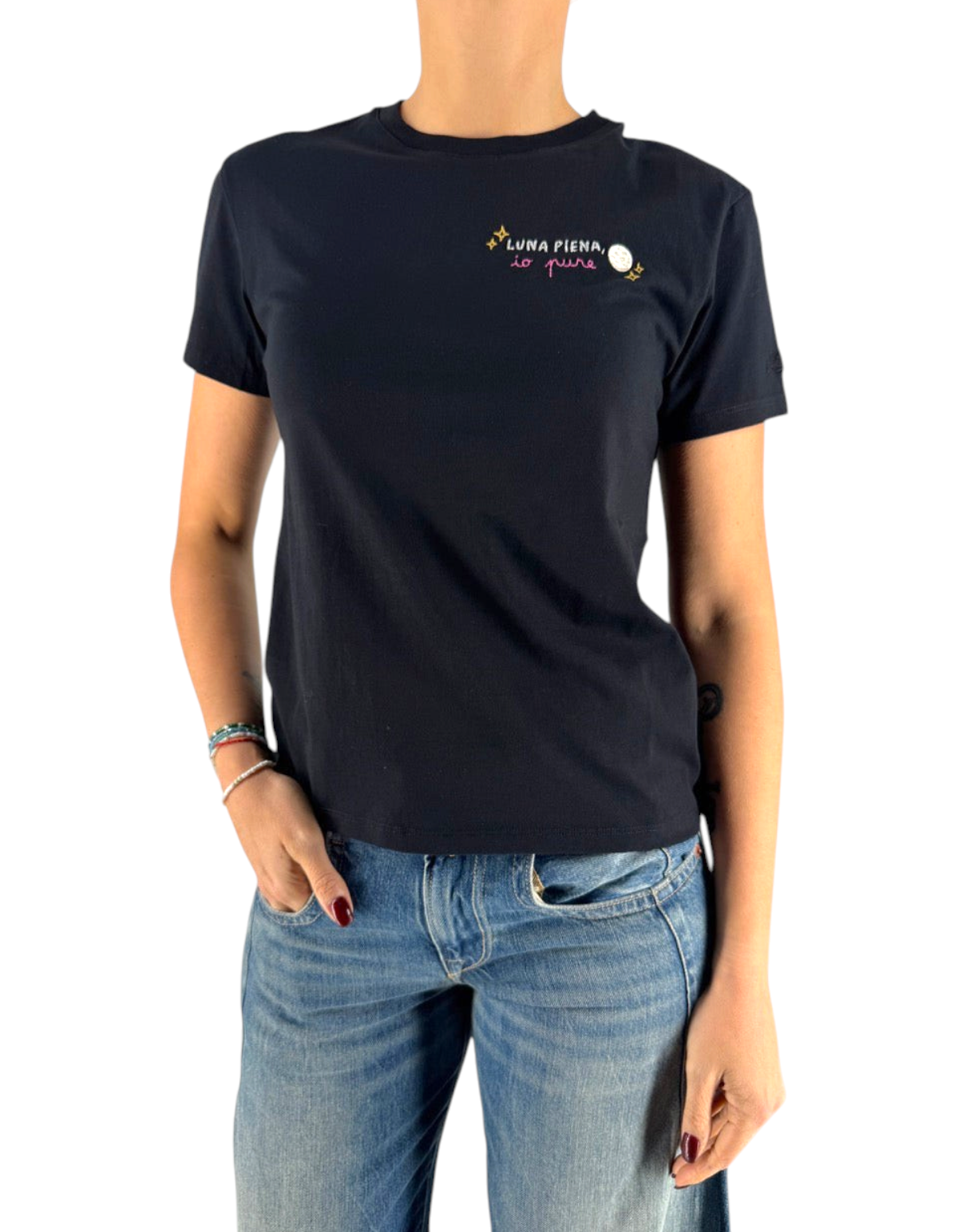 T-shirt nera in cotone DevidLabel modello Emilie W con ricamo Luna Piena sul petto indossata con jeans