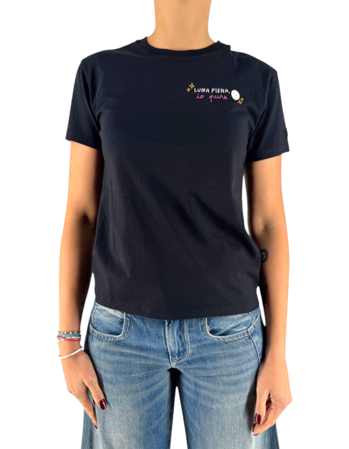 T-shirt nera in cotone DevidLabel modello Emilie W con ricamo Luna Piena sul petto indossata da una donna