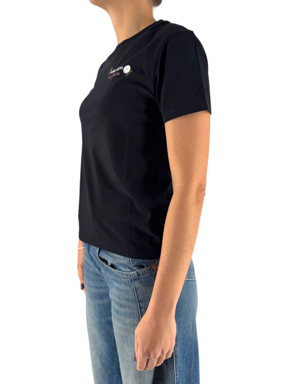 T-shirt nera in cotone DevidLabel modello Emilie W con ricamo Luna Piena 00 Emb indossata di profilo