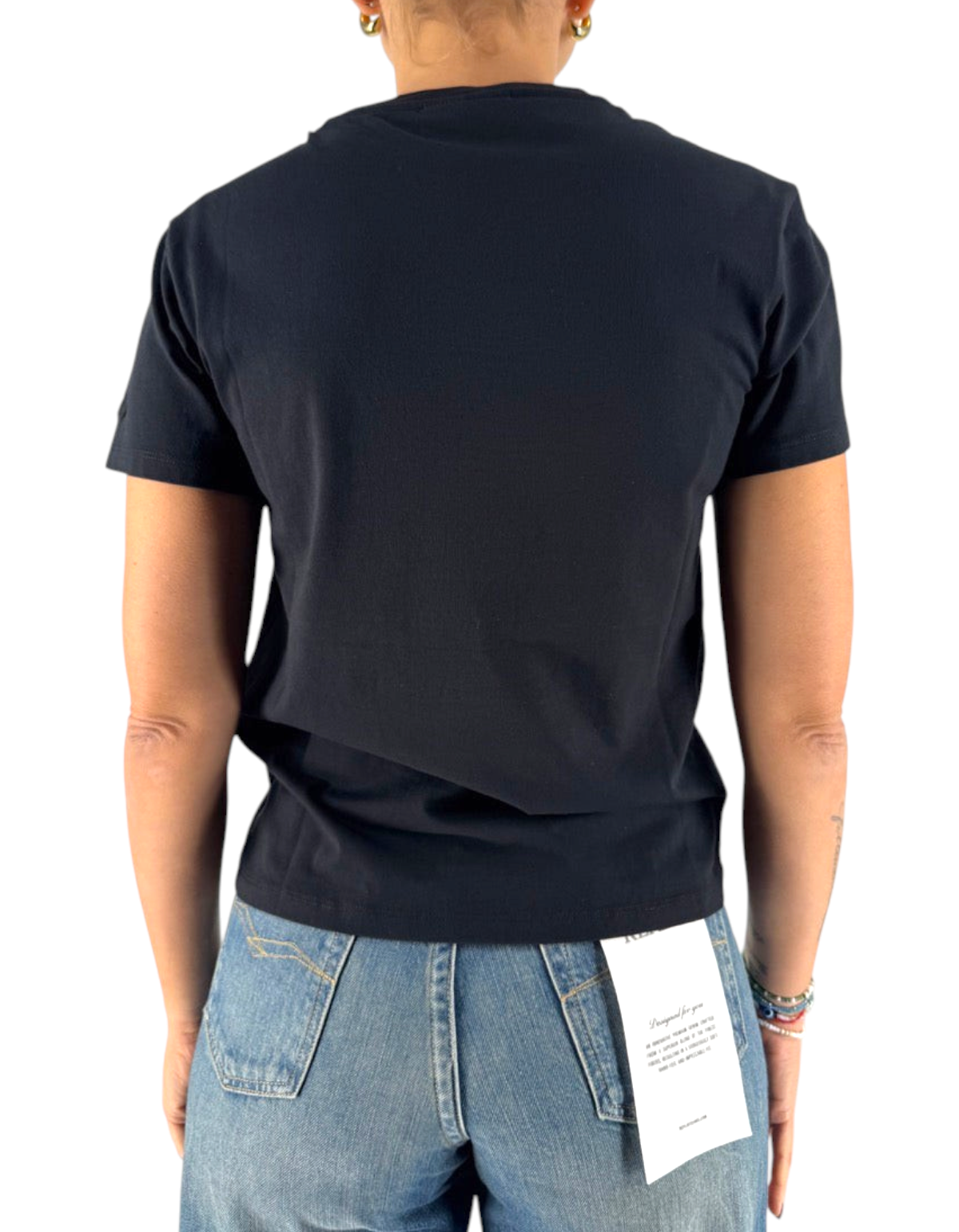 Vista posteriore della t-shirt nera in cotone DevidLabel Emilie W indossata con jeans