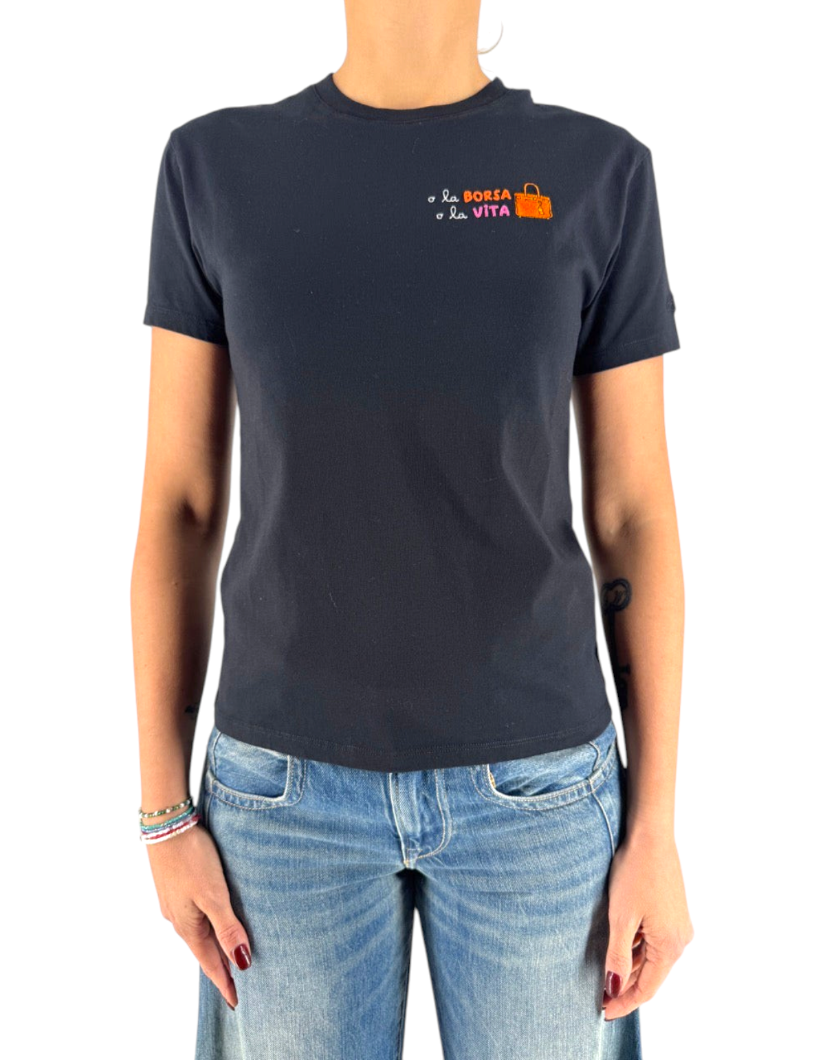 T-shirt nera in cotone DevidLabel modello Emilie W con ricamo colorato sul petto indossata da una donna