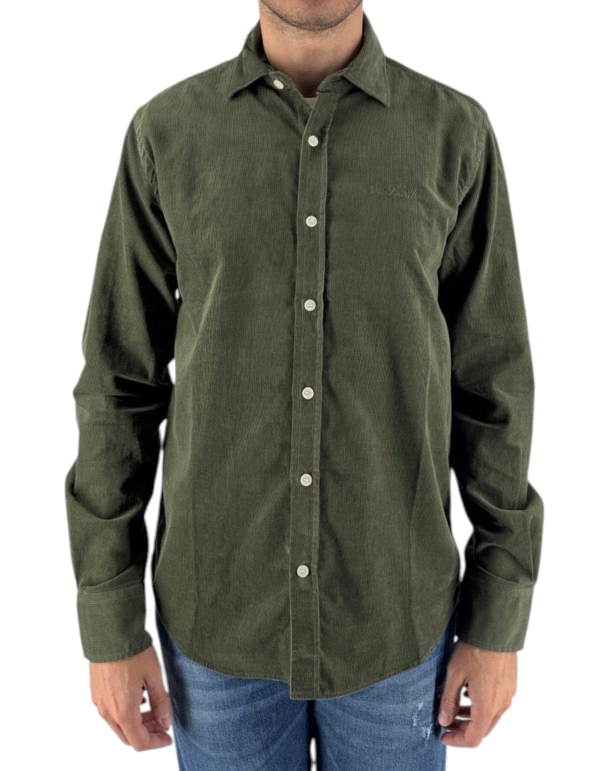 Modello indossa camicia DevidLabel Seefeld in velluto a coste verde oliva con bottoni frontali