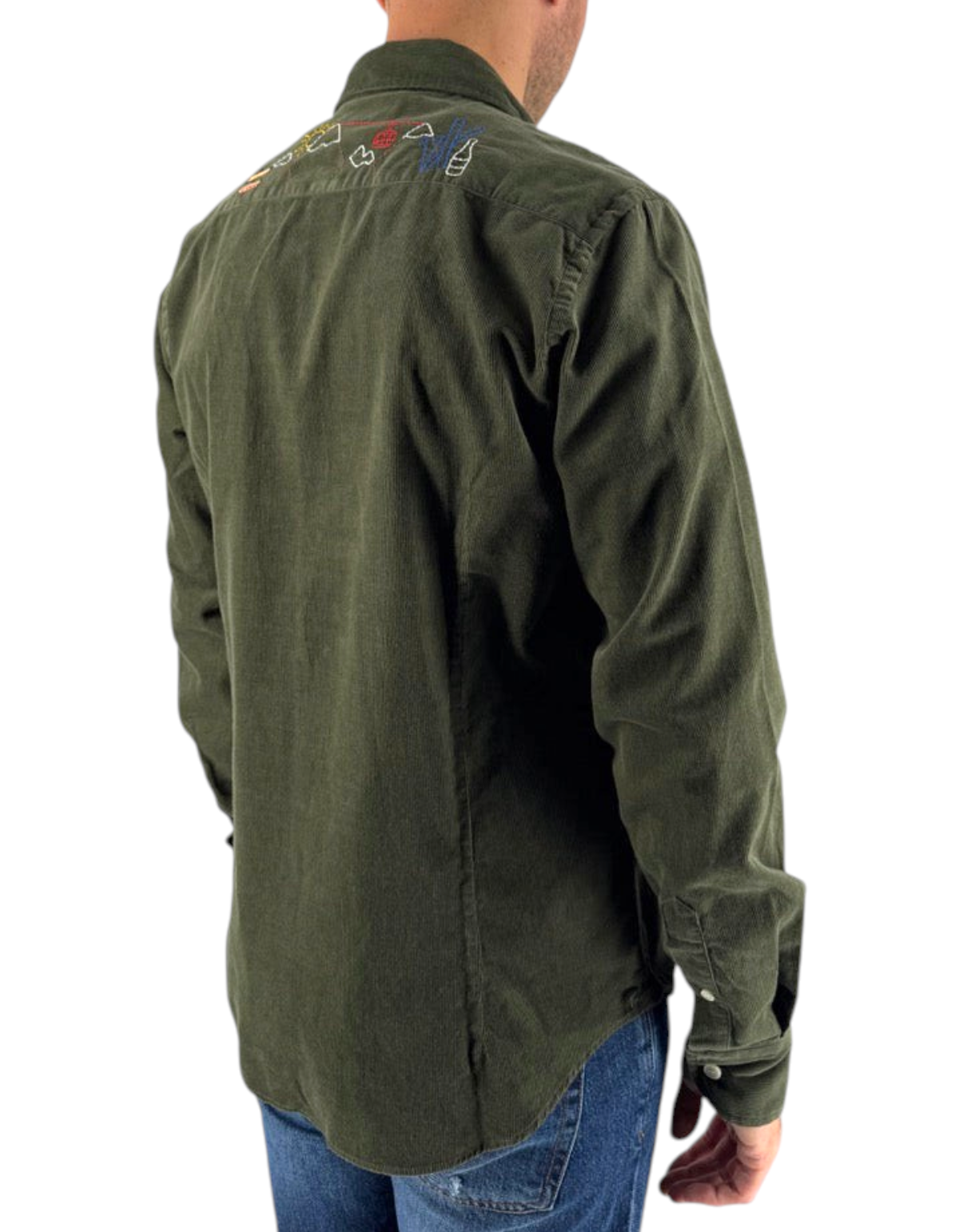 Camicia DevidLabel Seefeld in velluto verde oliva con ricami sul colletto indossata da un uomo di spalle