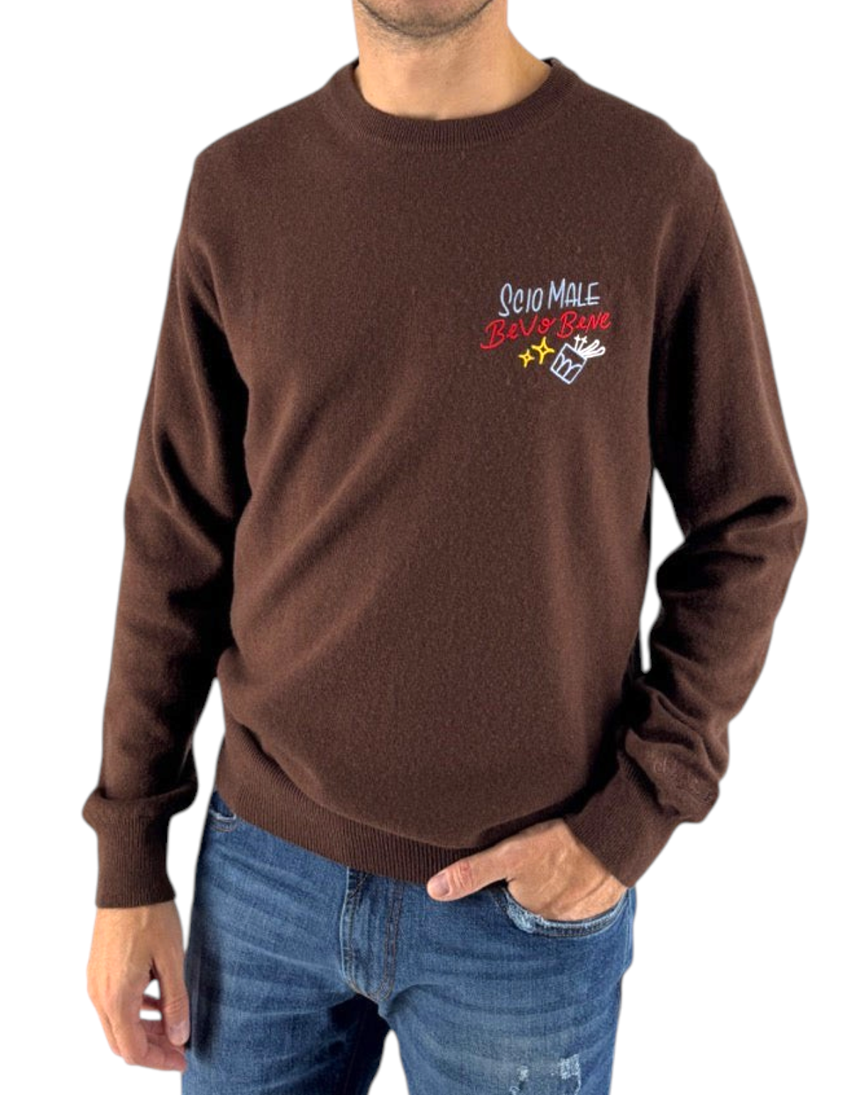 DevidLabel maglione girocollo marrone in lana e cashmere con ricamo ironico sul petto indossato da un uomo